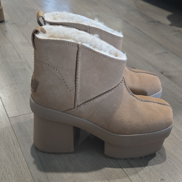 UGG New Heights Suede Platform Ankle Boots New no Tags - Picture 3 of 3